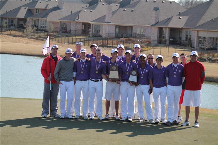 Golf team members win at district, advance to regionals