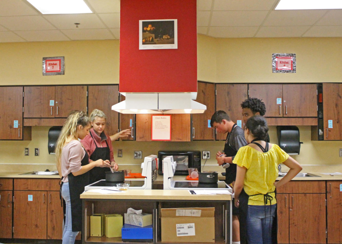 Juniors Michaela Medina, Isaiah Gooden, Tyler Morgan, Ariana Nevitt, Payton Kurkowski collaborate to make baked goods.