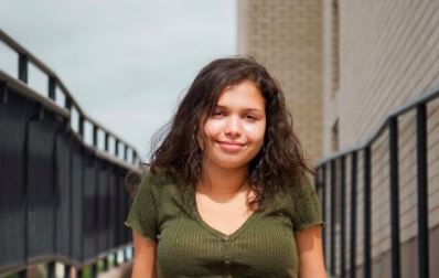 Senior Alexa Navinsky's mom was diagnosed with stage three colon cancer in the fall of her junior year. After her mom finished chemo, Alexa focused her attention on bringing joy to children who have faced situations similar to her mom's.